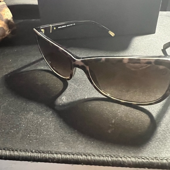 Dolce & Gabbana Leopard Print Women’s Sunglasses With Leopard Print Case - Picture 5 of 15